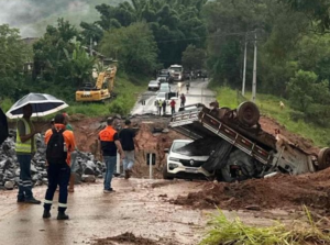 Chuva forte destruiu parte de uma estrada-Foto:GOVRJ